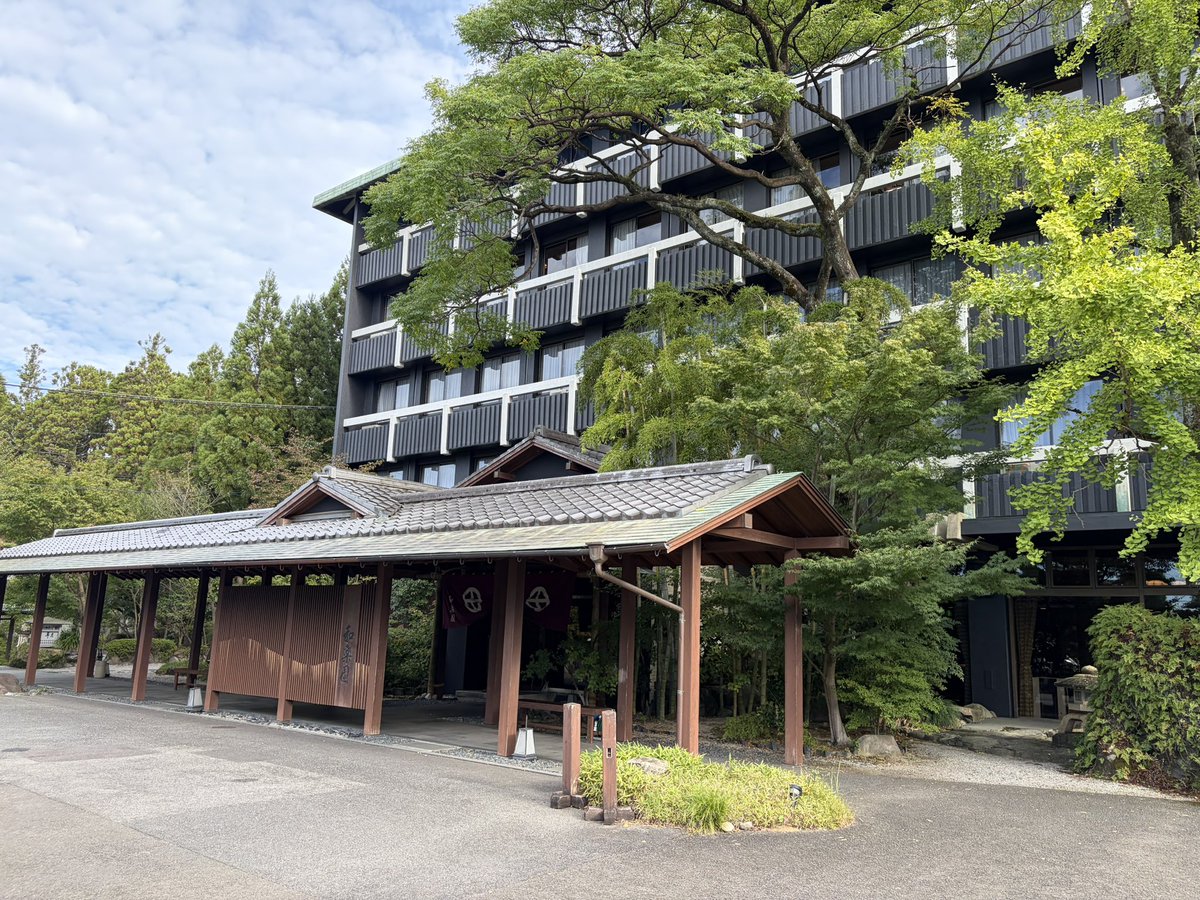 SKD_CB12's tweet photo. なんかすっげえとこ泊まれる https://t.co/xmxwWbHdK1