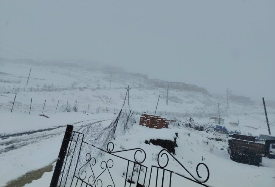 ikisahilnews's tweet photo. #FAKTİKİHAVA ‼️
❄️ Ölkə ərazisinin əksər yerlərində yağıntılı və küləkli hava şəraiti müşahidə olunur, arabir #leysan xarakterli intensiv #yağış yağır, #şimşək çaxır. Qrız, Xınalıq, Qusar və Şahdağda isə #qar yağır. https://t.co/qhwdHcm3L8