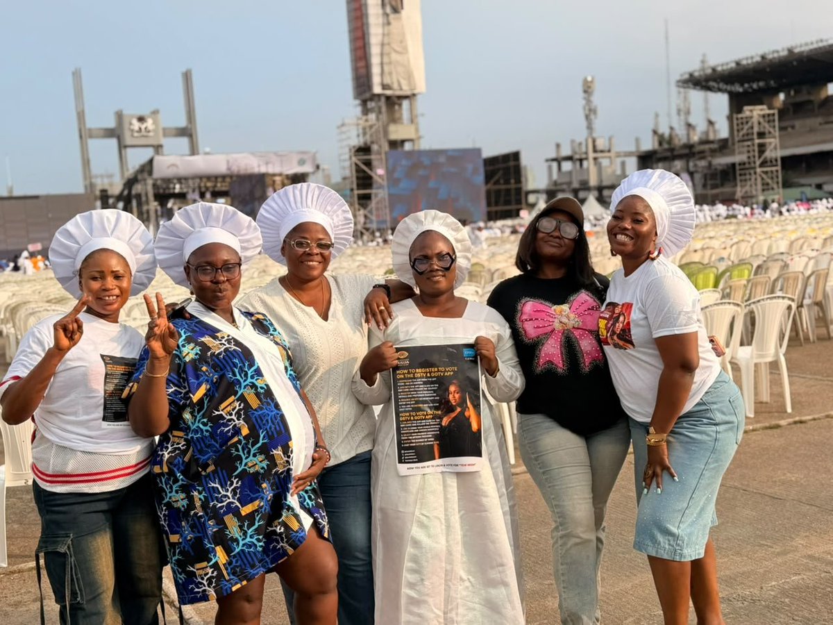 Sarah533147761's tweet photo. Meet this beautiful family yesterday,thank u family for turning up for temi 
#Teminators 
#temiNkem
#bbnaija https://t.co/xSF0yIbVmJ