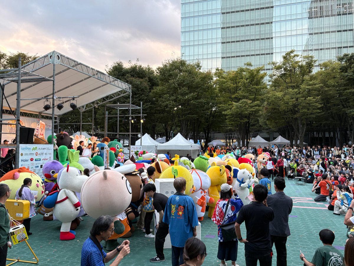 yuru_verse's tweet photo. ＼初日、ありがとうございました！✨／
ゆるバース2026 決選投票にご来場いただいた皆さま、会場やオンラインで応援してくださった皆さま、ありがとうございました😊
キャラクターたちと、笑顔あふれる1日に📸
明日もさいたま新都心 けやきひろばでお待ちしています！
ぜひ遊びに来てくださいね🌈
#ゆるキャラグランプリ