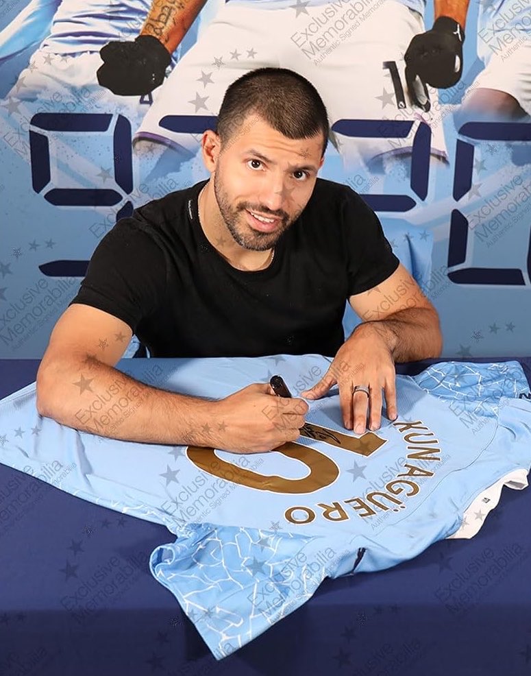 ActuFoot_'s tweet photo. 🚨🚨 MANCHESTER CITY 🏴󠁧󠁢󠁥󠁮󠁧󠁿 A DÉPENSÉ "ILLÉGALEMENT" PRÈS DE 1,45 MILLIARD D’EUROS EN TRANSFERTS DURANT LES NEUF ANNÉES VISÉES PAR L’ENQUÊTE FINANCIÈRE !!! 😳💸

Selon le verdict de la commission indépendante de Premier League, City aurait enregistré À TORT plus de 960 M€ comme revenus commerciaux entre 2009 et 2018, alors qu’ils correspondaient à des apports de son propriétaire. 

Sur cette période, le club a seulement vendu pour un peu plus de 380 M€. 

Parmi les recrues de cette ère : Carlos Tévez, Agüero, David Silva, Yaya Touré, Dzeko, Balotelli ou encore De Bruyne. 

🗞️ @diarioas