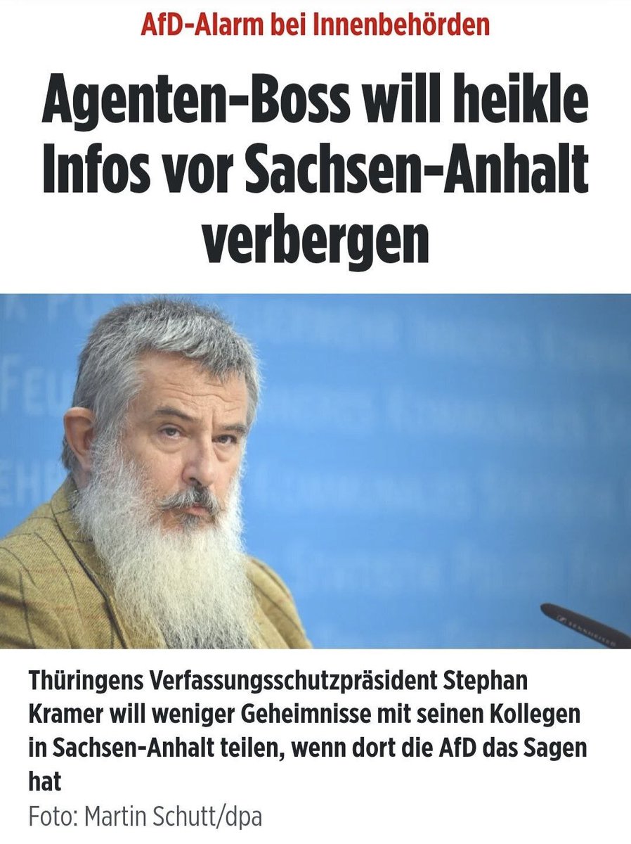 RealSHIRA's tweet photo. Stephan Kramer schützt seit 2015 in Thüringen die Verfassung. Vor allem vor der Opposition.
2018 macht er die AfD-Thüringen zum Prüffall. Weitgehend allein. Gegen das eigene Haus. Ein ehemaliger Referatsleiter sagt Ende September 2026 im Untersuchungsausschuss aus: fünf Vermerke des Controllings und die Analyse seines Referats sahen die rechtlichen Voraussetzungen nicht als gegeben. Kramer lässt das zuständige Referat draußen. Den Stellvertreter informiert er kurz vorher per SMS. Anweisung: nicht einbeziehen.
Das Verwaltungsgericht Weimar nennt die öffentliche Bekanntgabe später rechtswidrig. Eingriff in Artikel 21.
Dazu liegt im Ausschuss und in den Recherchen: ein entlastendes Gutachten, das bei der Einstufung als „gesichert rechtsextremistisch“ 2021 unterdrückt worden sein soll. Gespräche mit MDR-Journalisten, Disziplinarverfahren wegen möglichen Geheimnisverrats. Eine gemeldete Gewaltandrohung gegen einen Mitarbeiter. Öffentliche Äußerungen, die das Gericht schon als Verstoß gegen das Neutralitätsgebot beanstandet hat. Nicht alles rechtskräftig. Der Ausschuss ist nicht fertig.
Du siehst es doch.
Erst das Ergebnis. Dann die Akte. Wer widerspricht, bekommt eine SMS und bleibt draußen. Die Öffentlichkeit erfährt den Prüffall, bevor das eigene Controlling ihn für haltbar hält.
Das ist bekanntlich kein Schutz der Verfassung. Das ist ein Amt im alleinigen Dienst der korrupten Altparteien.

Mein Urteil? Manipulation mit Dienstausweis. Korruption im Verfahren. Vetternwirtschaft als Methode‼️
#Kramer #Verfassungsschutz #Thüringen #AfD #Prüffall #Neutralitätsgebot #Altparteien #Shira