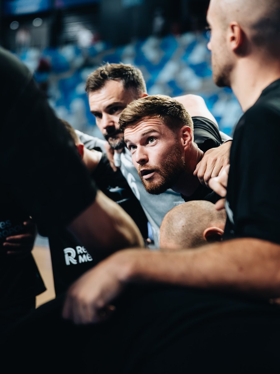 crmhb's tweet photo. 😤𝐏𝐥𝐚𝐜𝐞 𝐚̀ 𝐥’𝐞́𝐜𝐡𝐚𝐮𝐟𝐟𝐞𝐦𝐞𝐧𝐭

Après le match du @SGRMHandball, place à notre rencontre. Coup d’envoi dans 35 minutes !

𝘈𝘭𝘭𝘦𝘻 𝘭𝘦𝘴 𝘮𝘦𝘤𝘴 👊

#Irréductibles https://t.co/R2Psukp2JO