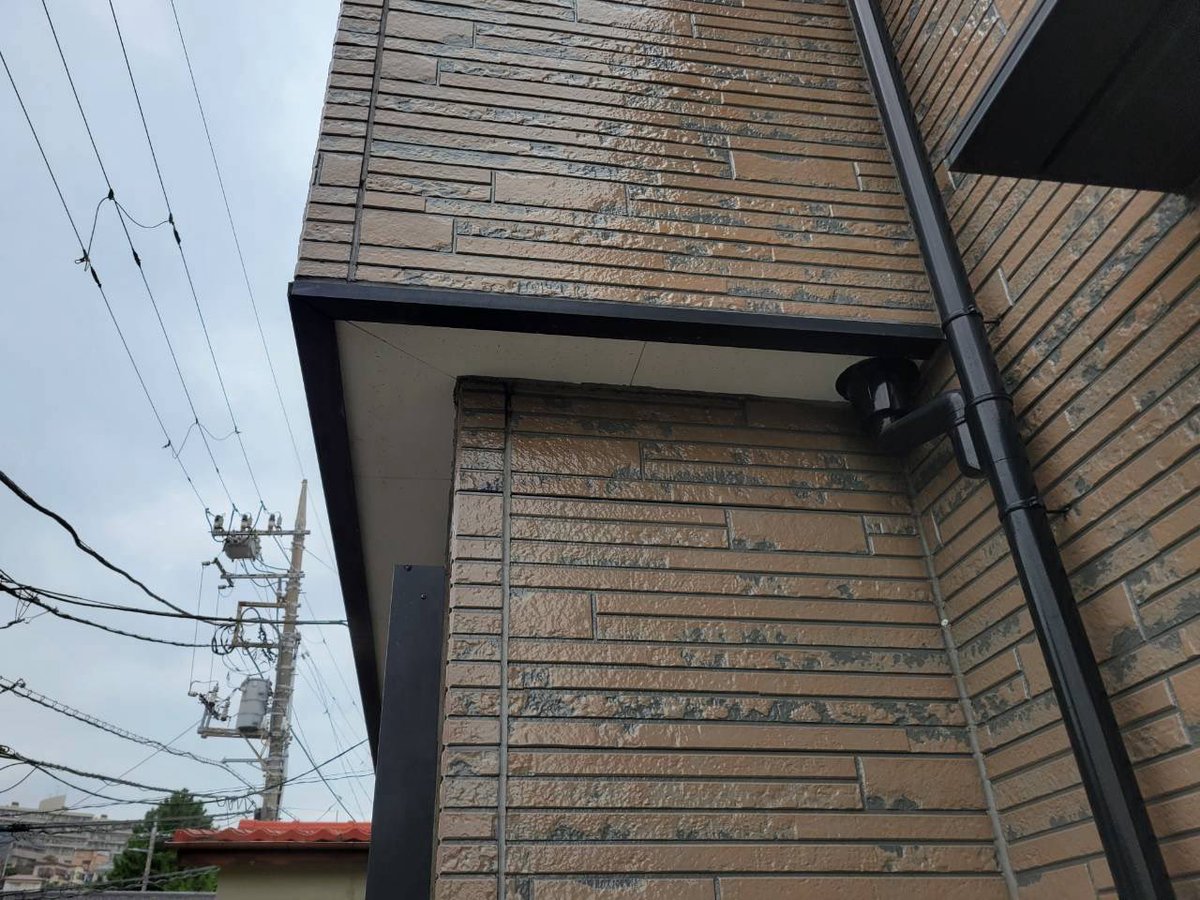 ohnokensou's tweet photo. 施工完了から7年目のお客様宅へ、定期点検に伺いました。

外壁の状態はまったく問題なく、今でもピカピカです。

施工して終わりではなく、その後も長く安心していただけるよう、しっかり確認していきます。

#外壁塗装
#定期点検
#施工事例
#神奈川
#大野建装 https://t.co/w7FS5wwVix