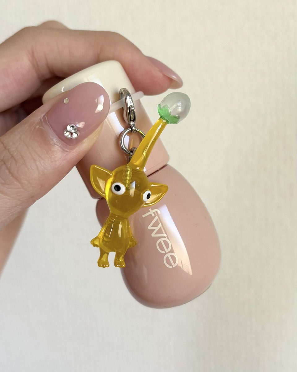 910violeta's tweet photo. オリグロで買ったfweeの3D ボリューミンググロスB19バニラクッキー70%が最近ポーチに入りがち🍪 ローズ寄りに見えてくすみすぎないピンクブラウンだから秋メイクにちょうど良い……オフィスでもらったピクミンのチャームつけてすぐ手に取れるようにしてる🌱かわいい https://t.co/rSqFNv2x0M
