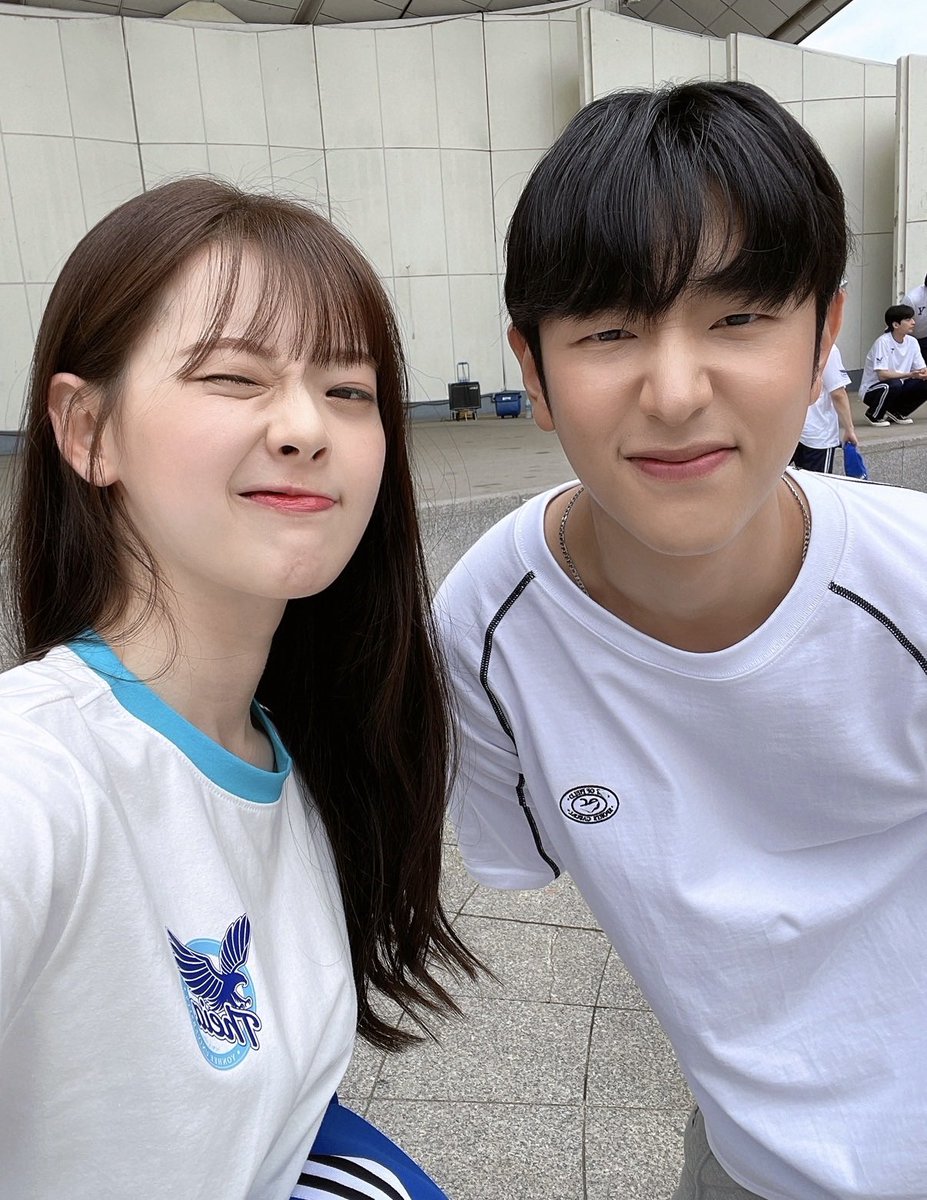 ch1ri_dr's tweet photo. 수아언니가 치얼업 4주년이라고 운찬소윤 사진 줬음😍😍 https://t.co/4xR5XMFBUB