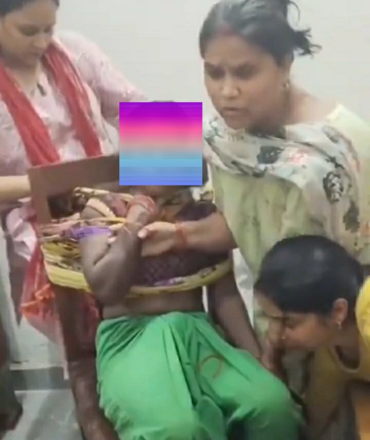KraantiKumar's tweet photo. संविधान और कानून के राज में यह हाल है तो कल्पना कर के देखिए जब संविधान नही था तब क्या होता होगा ?

रसूखदार घर की महिलाओं ने अपने घर की दलित महिला नौकरानी को चोरी के शक में बेहरहमी से मारा पीटा.

आस पड़ोस की महिलाएं भी दलित महिला को मारने पीटने आ गयी. किसी ने चप्पल से मारा तो किसी ने डंडे. बाद ये पढ़ी लिखी महिलाओं ने दलित महिला को कुर्सी से बांध कर उसका गला घोंटने तक कोशिश की,

इस घटना का वीडियो सोशल मीडिया पर वायरल है. हरदोई पुलिस ने FIR दर्ज कर मामले की जांच शुरू कर दी है.

महिला दलित है इसी कारण इतना अमानवीय व्यवहार हुआ. SC ST एक्ट इसी कारण बेहद जरूरी है.