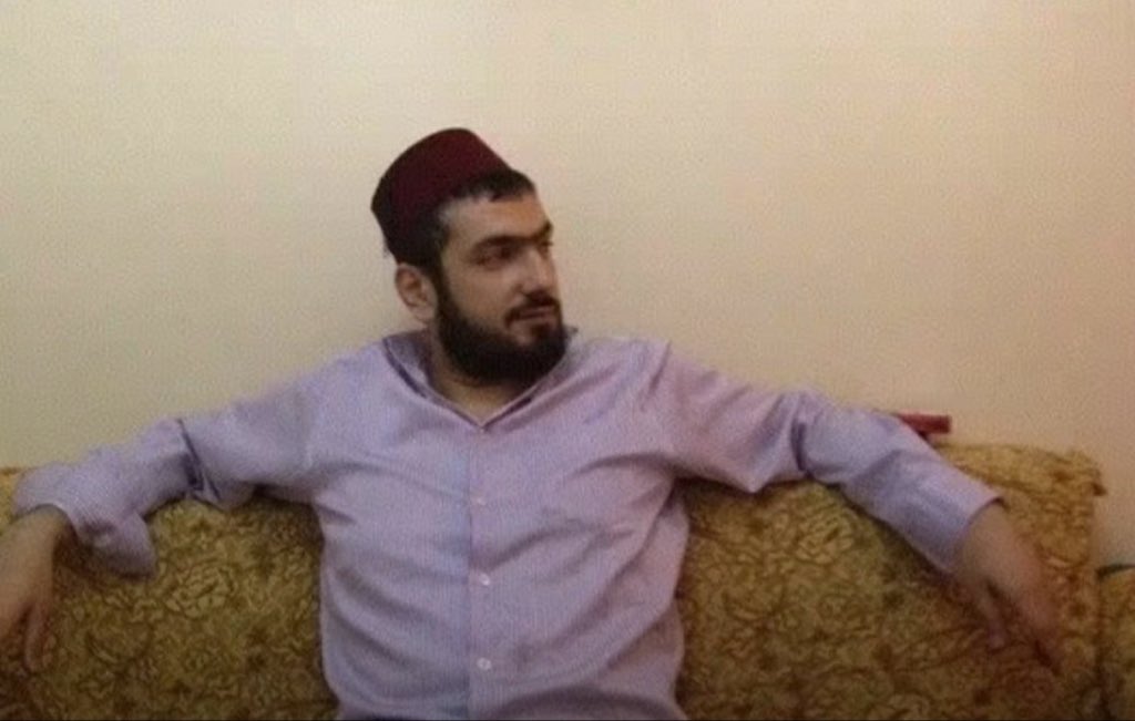 PikachuX1919's tweet photo. Yıldırım denilen püsküllü müptezel bu  muymuş. İşidçi denilince zoruna gidiyor. Odalarına gidip el ayak öpenler cariye kaydı yaptırsın, Bilgen hanım da odasındaydı dün, kalpler yolluyordu😂 https://t.co/xcnS0ztZB1