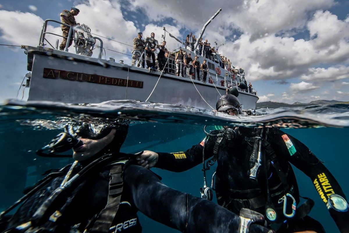 MinisteroDifesa's tweet photo. #CulturaDifesa 🌊

Sott’acqua, in superficie, a bordo di una nave o in un porto.

I Palombari della #MarinaMilitare operano in ambienti diversi, affrontando ogni scenario con preparazione, precisione e tecnologie avanzate.

Immersioni profonde, bonifiche subacquee di ordigni inesplosi, recuperi e interventi su fondali e infrastrutture: capacità specialistiche che richiedono esperienza, addestramento e sangue freddo.

Una professionalità in cui tradizione e innovazione si incontrano ogni giorno per affrontare le sfide del presente e del futuro.