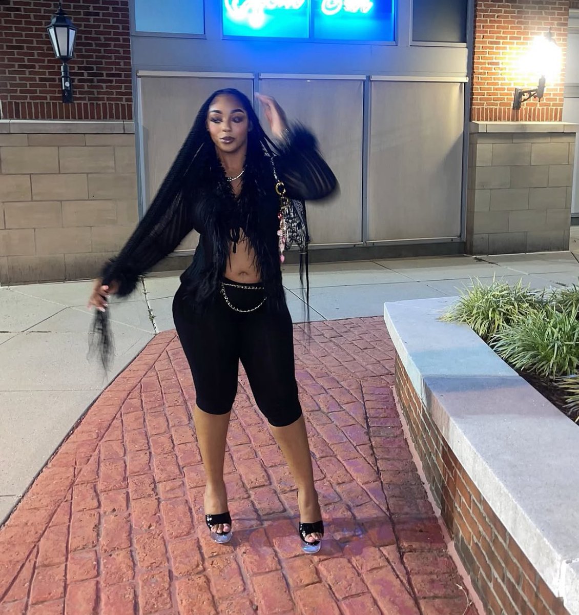 armonikaybs's tweet photo. All back, but I’m still the highlight 🖤✨ https://t.co/sspfFRGyZx