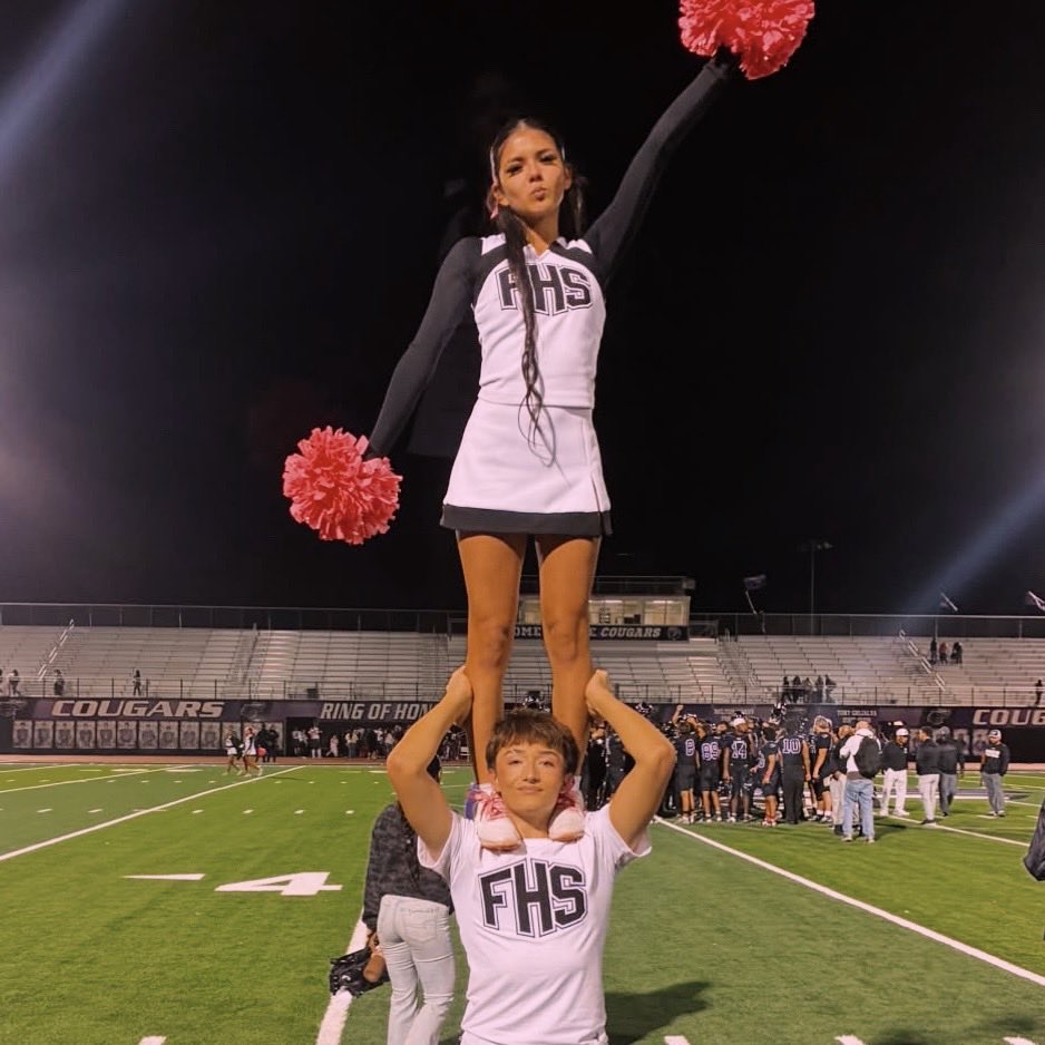 ryanhaukk's tweet photo. My heart is so full 🩷
FNL 10/2💖✨🌷🌸
#cheerleader #fnl #football #pinkout #breastcancerawareness https://t.co/bdDuKZxGJM