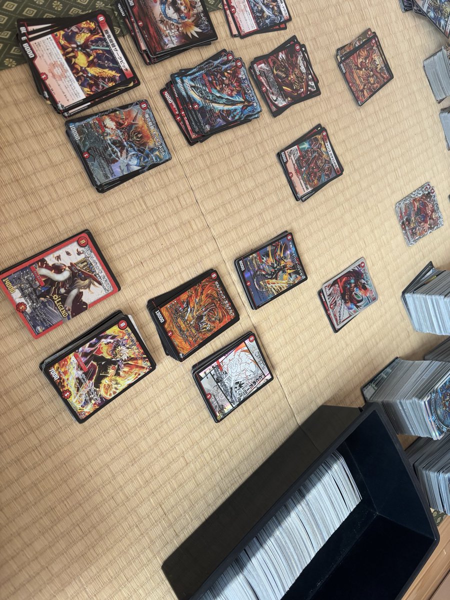kirakiradroid's tweet photo. カード整理なう(文明、コスト、所持枚数順に並べて収納) https://t.co/wvbFyUl5jV