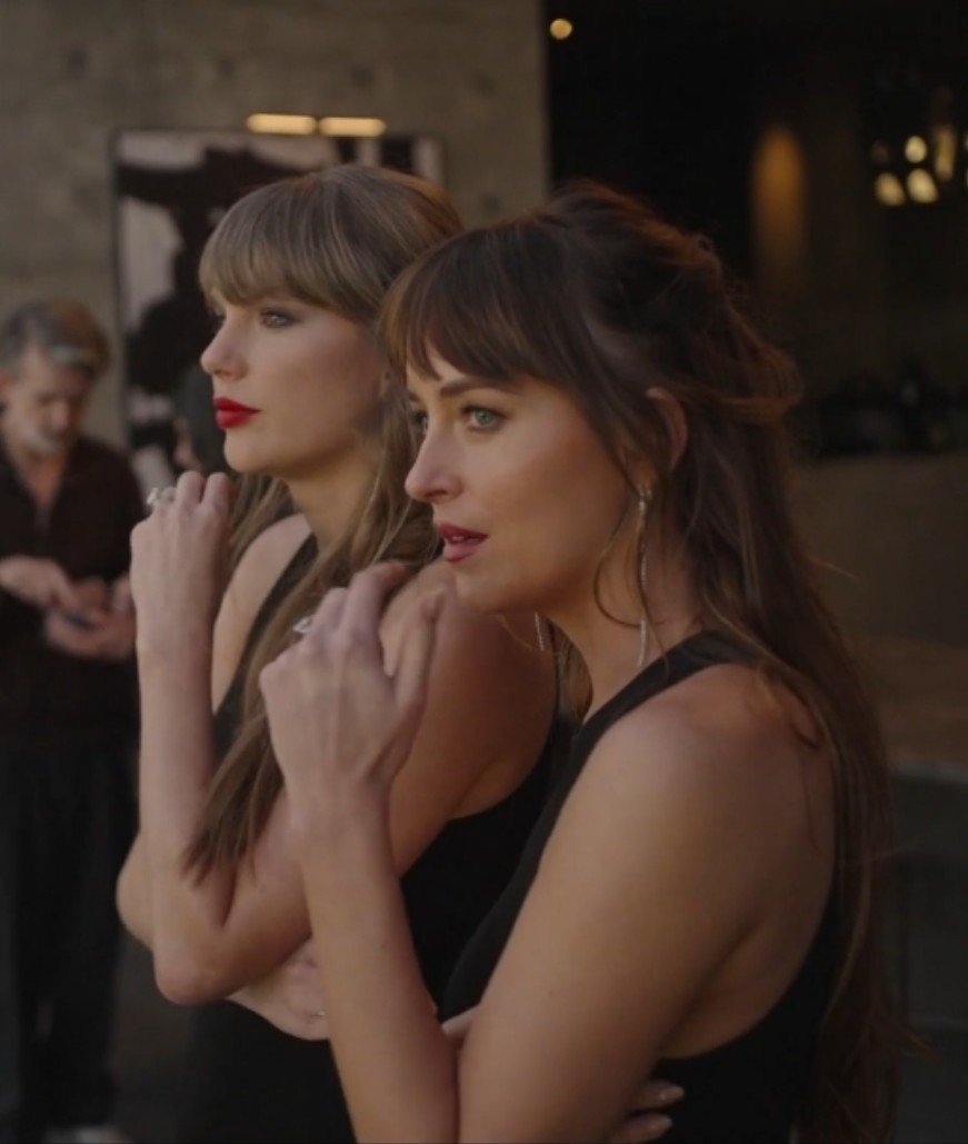 SwiftiesHQs's tweet photo. bitch this amount of gorgeousness should be illegal https://t.co/XdlV1pxpfD