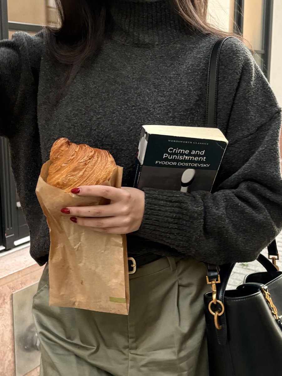 dayydreamaa's tweet photo. Always bringing something to read https://t.co/MkRPmbMoKl