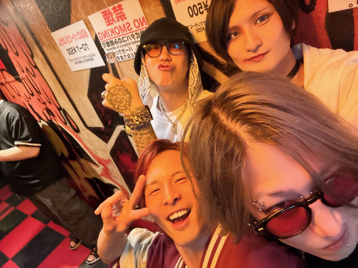 tnsn_in_svcl2's tweet photo. 10.2 新宿アンチノック　僕エゴ主催
【夙夜夢寐】
SVCLありがとうございましたm(_ _)m

「今回からバンドマンが皆やるライブ終わりの自撮りちゃんとやるぞ！」って思ってたのに初っ端から忘れました。

代わりに自撮りよりも良い写真撮ってました。

ウチ以外のメンバーのガラが悪いです。助けて下さい https://t.co/i76ngkCfh9