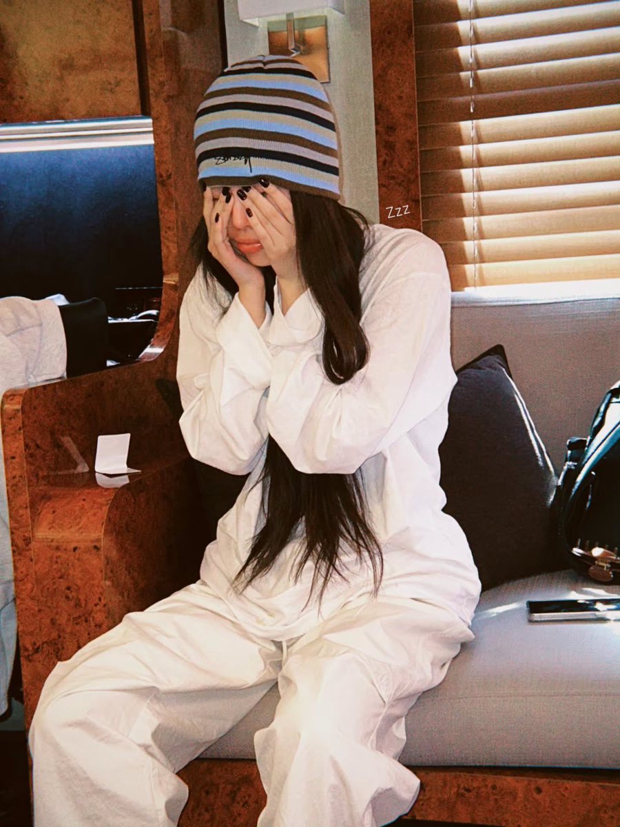 sserapics's tweet photo. hhh.e_c.v instagram update 

: closet cleaning

#HONGEUNCHAE #홍은채
#LE_SSERAFIM #르세라핌 https://t.co/tYECFXkYV5