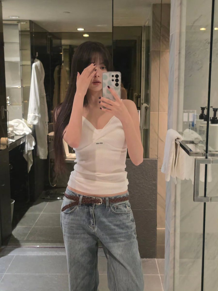 sserapics's tweet photo. hhh.e_c.v instagram update 

: closet cleaning

#HONGEUNCHAE #홍은채
#LE_SSERAFIM #르세라핌 https://t.co/tYECFXkYV5