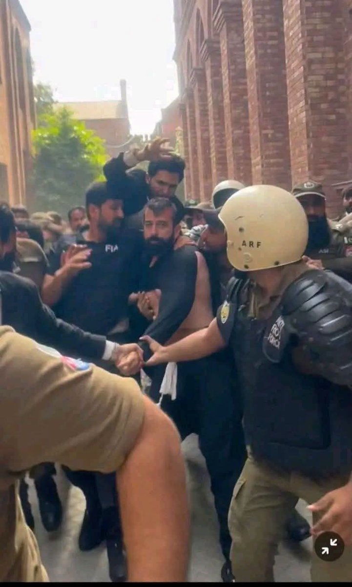 SajidSh88's tweet photo. یہ CCD کا SHO ہے، جس نے وردی کے نشے میں کئی بے گناہ عام شہریوں کو قتل کیا اور 1 وکیل صاحب کے بھائی کو بھی ناحق قتل کیا ، اور آج ہائیکورٹ سے اس کی اور اس کے ساتھیوں کی ضمانت خارج ہو گئی۔
اختیار اور وردی ہمیشہ قائم نہیں رہتے؛ انسان کو اپنی اوقات نہیں بھولنی چاہئیں۔
وکلاء اتحاد زندہ باد