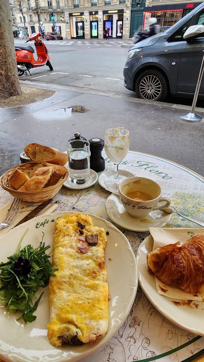mozinity's tweet photo. Breakfast at Cafe de Flore https://t.co/7o1Ogm7GMU