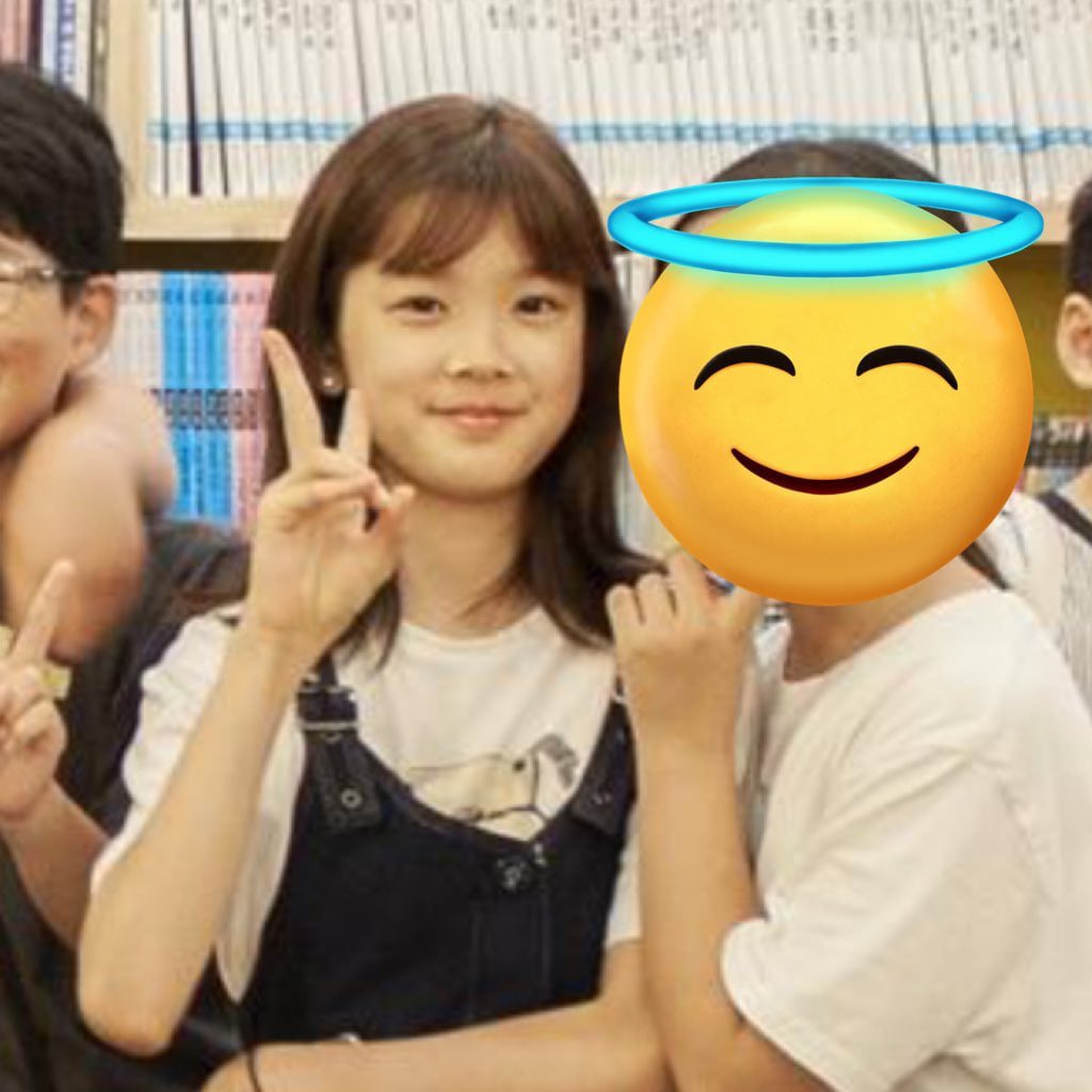 onrammi's tweet photo. 숭이는 볼 때마다 와 저런 사람이 연예인하는구나.. 와.. 하고 감탄만 나옴.. 연예인을 하기위해 태어난 느낌 애기 때 사진만 봐도 이미 완성형 얼굴 https://t.co/Cjy5yDCLKg
