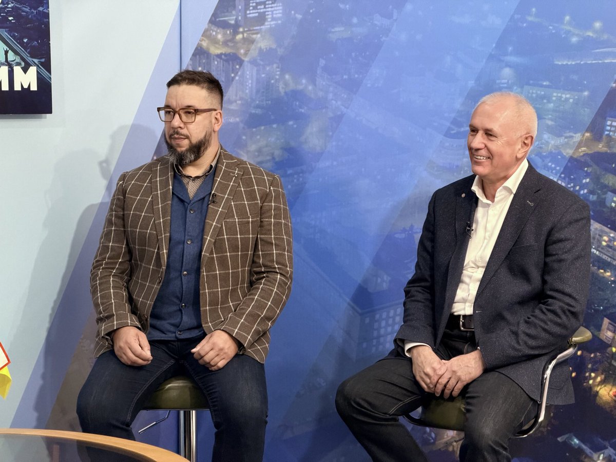 Kuklin_Oleg's tweet photo. На запрошення Ігоря Волошина, ведучого авторської програми «АКТУАЛЬНО З ВОЛОШИНИМ», поспілкувалися на черкаському  телеканалі «ВІККА»
Напередодні нашого професійного свята пан Ігор поставив штучному інтелекту просте запитання: «Розкажи про Черкаський державний бізнес-коледж» 🤔 
ШІ відповів 😎. 
Ну а ми з Vladislav Khotunov продовжили вже від себе - як могли. Намагалися системно і послідовно)🫣
Пан Владислав  завідувач відділення бакалаврської підготовки та координатор нашої співпраці з Центр підготовки громадян до нацспротиву, м.Черкаси. 🇺🇦

🏛️🎓 Для нас у #ЧДБК особливо важливим був Всеукраїнський🇺🇦 старт з 1 жовтня вивчення нової обов’язкової дисципліни «Основи національного спротиву» студентами випускних курсів.
💯 Це сотні юнаків і дівчат, їхній свідомий вибір, спілкування з батьками та відповідальна організаційна робота в умовах повномасштабної війни.
✅ Ми першими на Черкащині залучили до викладання цієї дисципліни інструкторів-ветеранів #ЗСУ 🇺🇦, як викладачів-сумісників.
✅ Ми з колегою також колишні #курсанти Центру нацспротиву: пройшли #вишкіл, склали #нормативи й отримали сертифікати.
✅ Коли спираєшся на власний досвід, простіше пояснювати іншим. 
І про це поговорили.

Сподіваюся, поводилися чемно. І це не останнє наше інтерв’ю в цій чудовій студії) 😉
Повний випуск уже доступний на YouTube.
Щиро дякую,  Сергій Кузляєв та Ігор Волошин ❗️