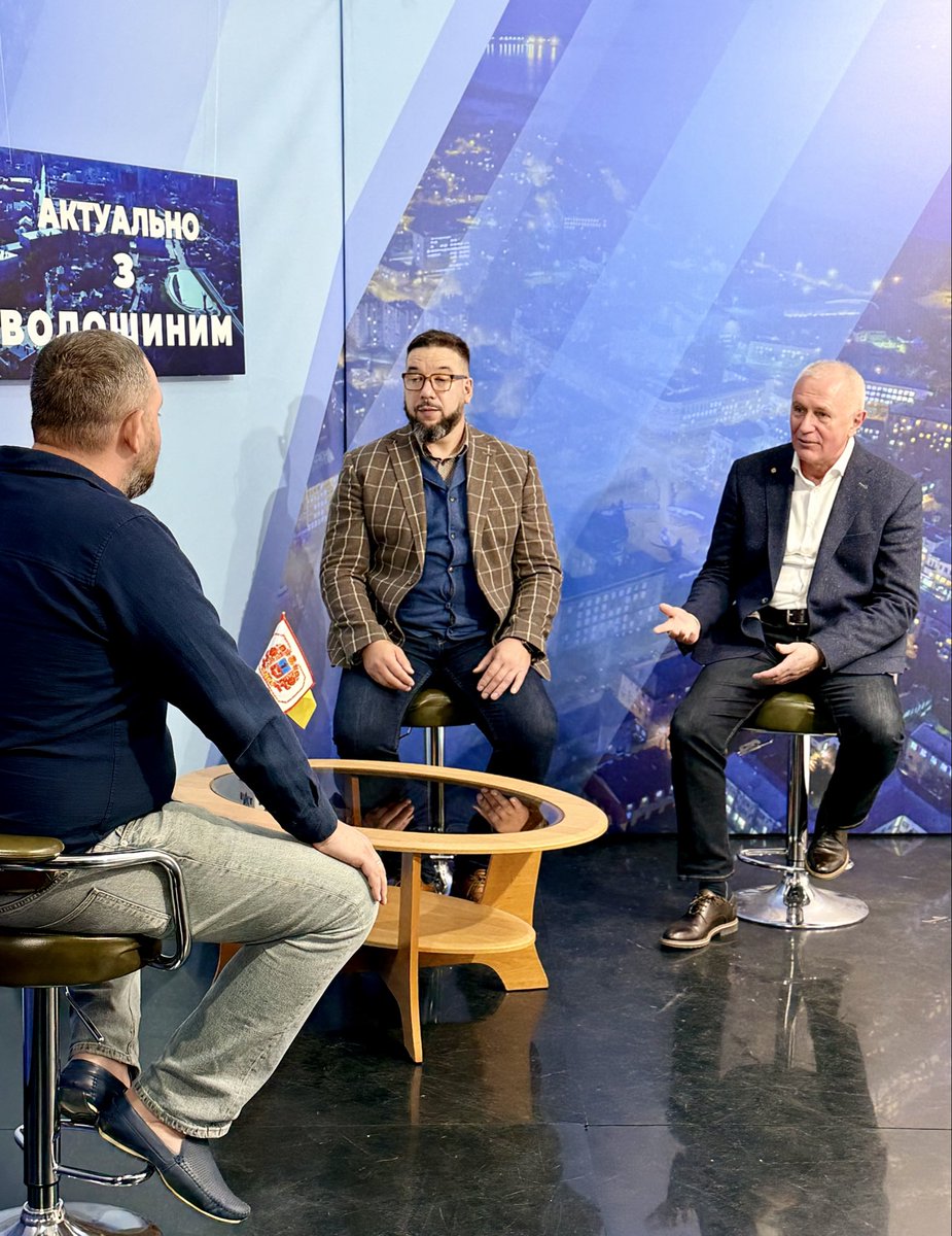 Kuklin_Oleg's tweet photo. На запрошення Ігоря Волошина, ведучого авторської програми «АКТУАЛЬНО З ВОЛОШИНИМ», поспілкувалися на черкаському  телеканалі «ВІККА»
Напередодні нашого професійного свята пан Ігор поставив штучному інтелекту просте запитання: «Розкажи про Черкаський державний бізнес-коледж» 🤔 
ШІ відповів 😎. 
Ну а ми з Vladislav Khotunov продовжили вже від себе - як могли. Намагалися системно і послідовно)🫣
Пан Владислав  завідувач відділення бакалаврської підготовки та координатор нашої співпраці з Центр підготовки громадян до нацспротиву, м.Черкаси. 🇺🇦

🏛️🎓 Для нас у #ЧДБК особливо важливим був Всеукраїнський🇺🇦 старт з 1 жовтня вивчення нової обов’язкової дисципліни «Основи національного спротиву» студентами випускних курсів.
💯 Це сотні юнаків і дівчат, їхній свідомий вибір, спілкування з батьками та відповідальна організаційна робота в умовах повномасштабної війни.
✅ Ми першими на Черкащині залучили до викладання цієї дисципліни інструкторів-ветеранів #ЗСУ 🇺🇦, як викладачів-сумісників.
✅ Ми з колегою також колишні #курсанти Центру нацспротиву: пройшли #вишкіл, склали #нормативи й отримали сертифікати.
✅ Коли спираєшся на власний досвід, простіше пояснювати іншим. 
І про це поговорили.

Сподіваюся, поводилися чемно. І це не останнє наше інтерв’ю в цій чудовій студії) 😉
Повний випуск уже доступний на YouTube.
Щиро дякую,  Сергій Кузляєв та Ігор Волошин ❗️