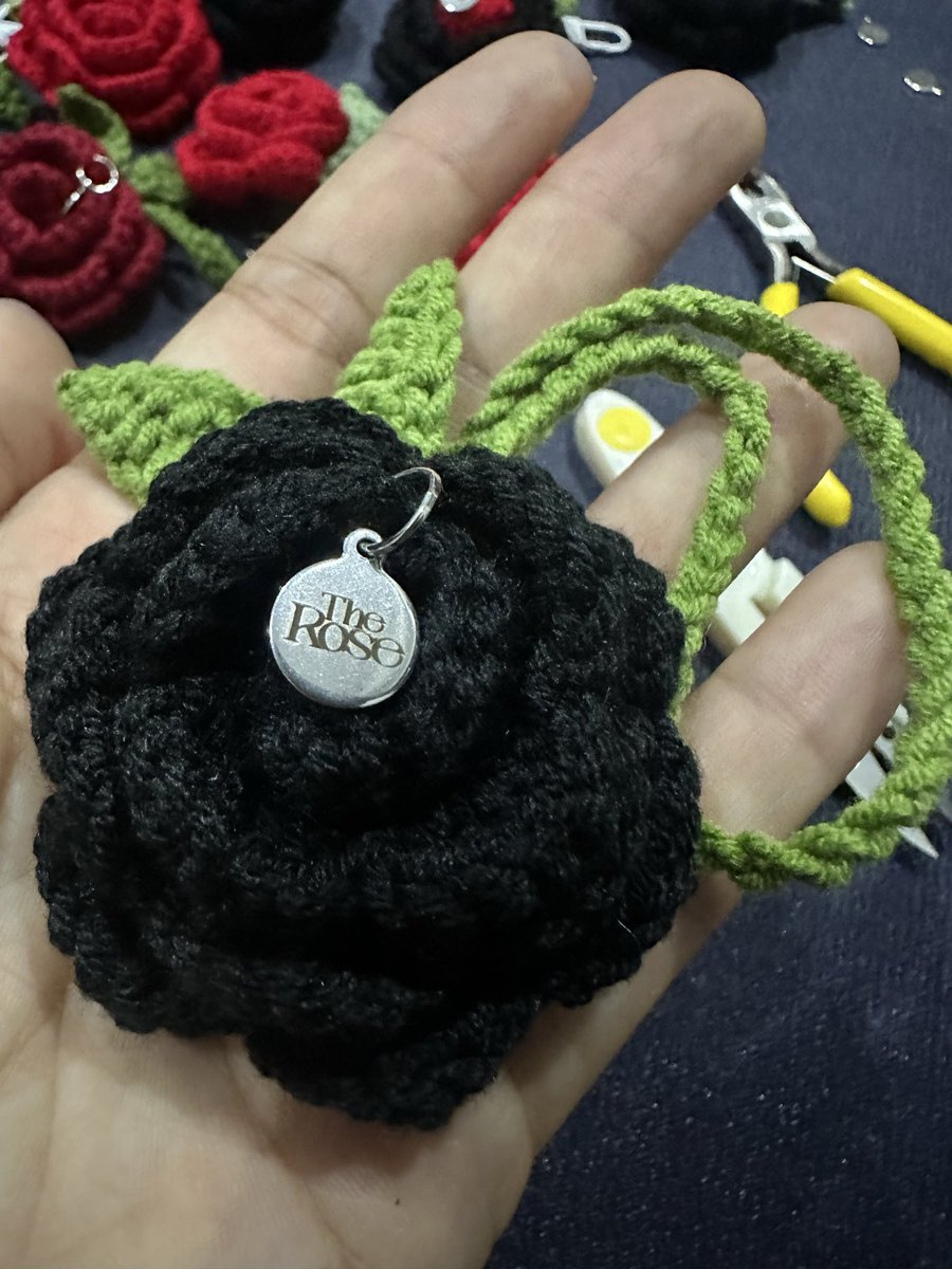 DevilzOoy's tweet photo. ₊˚✩ (pls rt) giveaway for 

Rose Crochet with The ROSE pendant only 20 ea (multiple use for bracelet or bag charm)  

The ROSE pendant 20 ea 

🥀 3 Oct 2026
idea live bravo bkk

#ROSETOPIA_in_Bangkok ♡˚ ༘ 
#TheRose  #더로즈
#TheRoseTour2026 https://t.co/Tl3yrlYftx