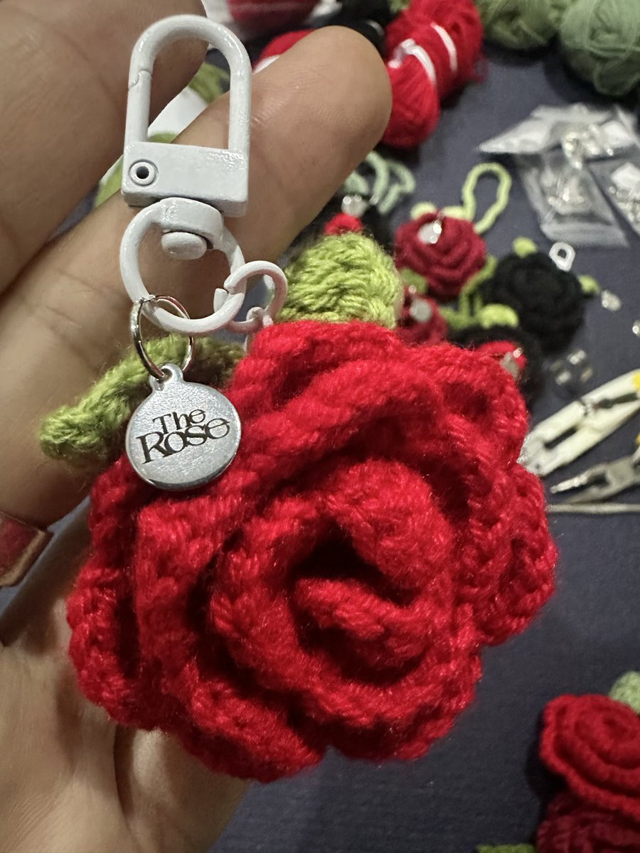 DevilzOoy's tweet photo. ₊˚✩ (pls rt) giveaway for 

Rose Crochet with The ROSE pendant only 20 ea (multiple use for bracelet or bag charm)  

The ROSE pendant 20 ea 

🥀 3 Oct 2026
idea live bravo bkk

#ROSETOPIA_in_Bangkok ♡˚ ༘ 
#TheRose  #더로즈
#TheRoseTour2026 https://t.co/Tl3yrlYftx