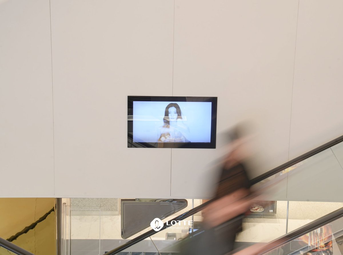 NEWSJENNlE's tweet photo. 📸261003 #JENNIE’s visuals are now displayed on most of the LED screens inside Lotte Center Hanoi, currently the second-tallest building in Hanoi. https://t.co/0XG8jQt7qD