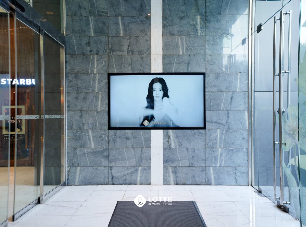 NEWSJENNlE's tweet photo. 📸261003 #JENNIE’s visuals are now displayed on most of the LED screens inside Lotte Center Hanoi, currently the second-tallest building in Hanoi. https://t.co/0XG8jQt7qD