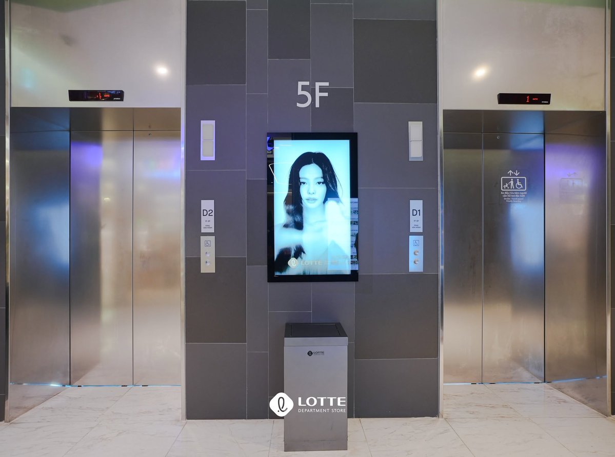 NEWSJENNlE's tweet photo. 📸261003 #JENNIE’s visuals are now displayed on most of the LED screens inside Lotte Center Hanoi, currently the second-tallest building in Hanoi. https://t.co/0XG8jQt7qD