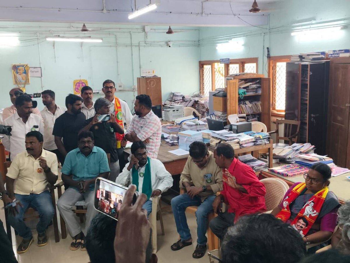 _ITWingNTK's tweet photo. தாராபுரம் தொகுதியில் காவல்துறை மற்றும் தேர்தல் அதிகாரிகளுக்கு எதிராக நாம் தமிழர் கட்சி புகார்!

நாம் தமிழர் கட்சி பணிமனையில் வைக்கப்பட்டிருந்த வழிகாட்டி பதாகையை அகற்றியும்,கட்சி நிர்வாகி மீது தாக்குதல் நடத்திய காவல்துறை அதிகாரி மீது நடவடிக்கை எடுக்கக் கோரியும், 

வாக்காளர்களை சந்தித்து பரப்புரை மேற்கொள்ளத் தடையாக செயல்படும் காவல்துறையினரைக் கண்டித்தும், ஆளும் கட்சி உள்ளிட்ட கட்சிகளின் பணப்பட்டுவாடாவைத் தடுக்கத் தவறிய காவல்துறை மற்றும் தேர்தல் அதிகாரிகளைக் கண்டித்தும், நாம் தமிழர் கட்சி வேட்பாளர் கார்த்திகா அவர்கள் புகார் மனு அளித்தார்.