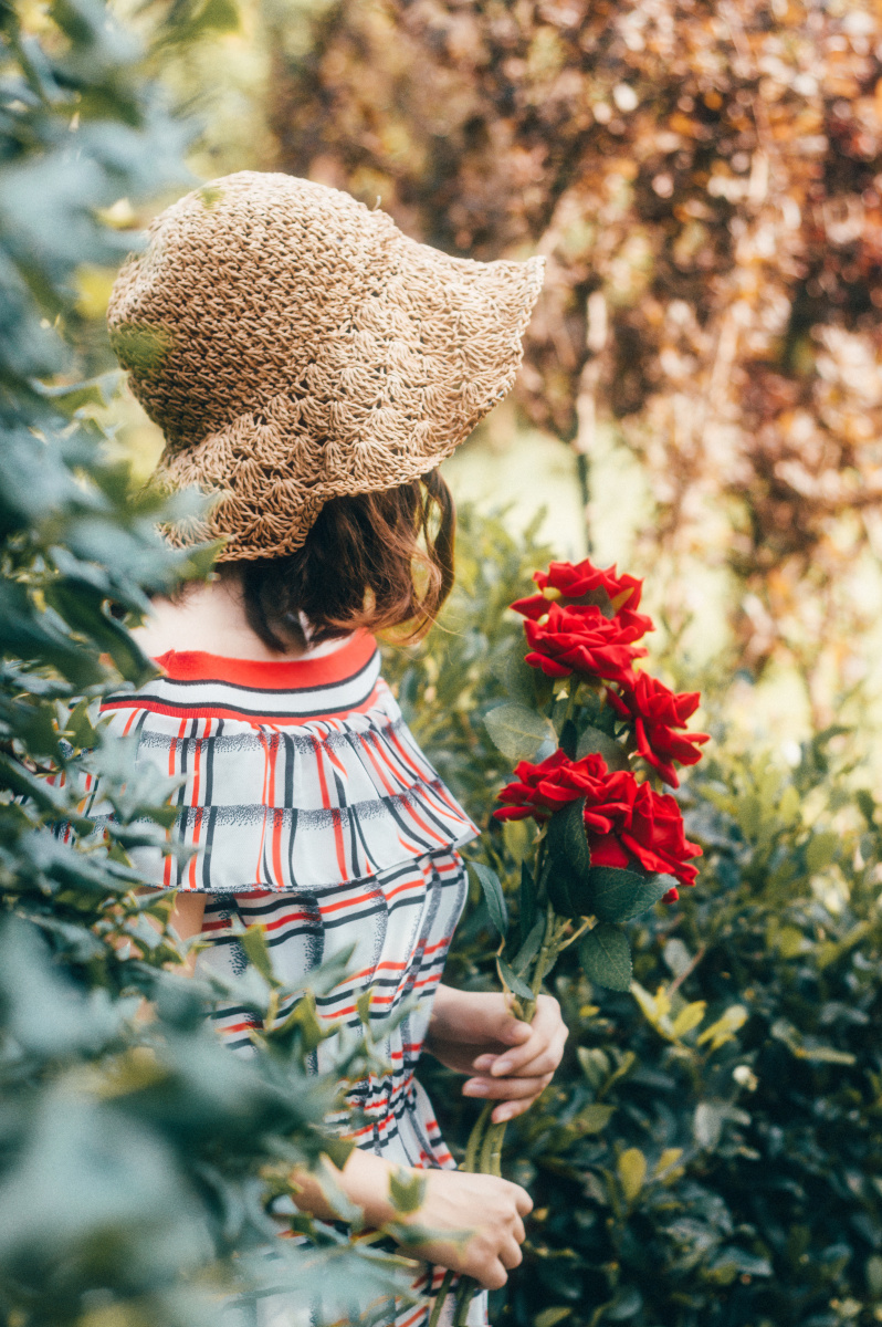 whitc094333's tweet photo. [Today I wore a delicate yarn mirror, and the picked wild flowers add a fresh touch to my casual outing!]， https://t.co/cSBx15iCGx