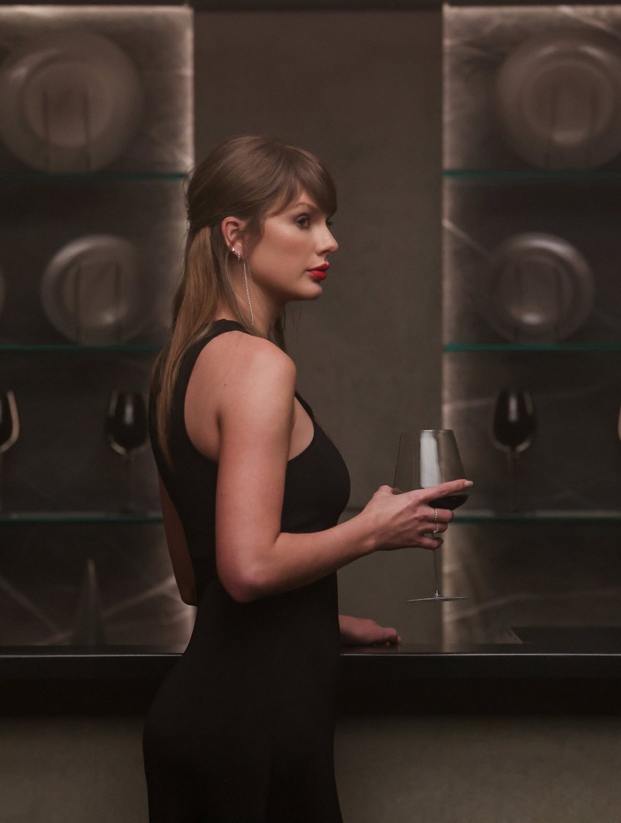 pttswift's tweet photo. 🎬 | Um vídeo com os bastidores do videoclipe de “Patient Zero” está agora disponível na Apple Music. ❤️‍🔥 https://t.co/JC0Ajl7p06