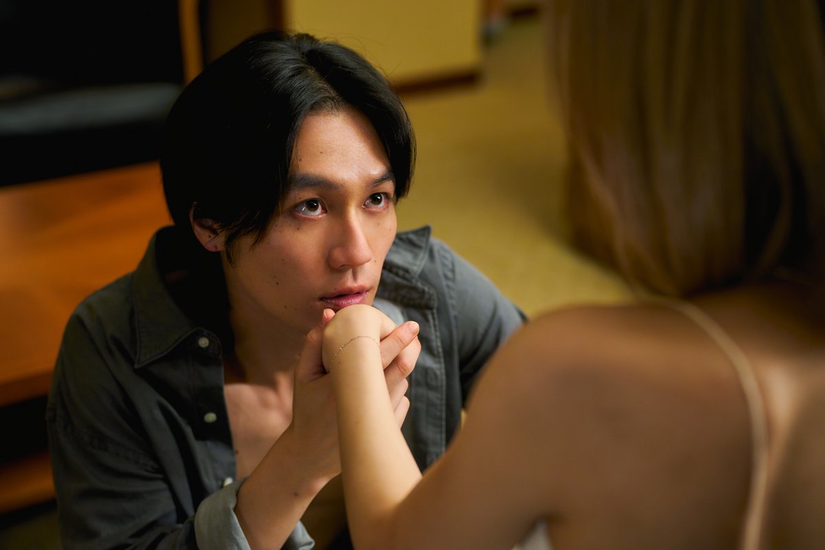 oshidoraEX's tweet photo. ／
　＃はだかんぼうたち👶
　　衝撃の連続キスで開幕‼️　　　    　　
＼
⁡
鯖崎（#松田元太）の危険で抗えない魅力🫣全開となるシーンからスタートした第1話🔥

甘美で激しさのある恋愛描写…
いかがでしたか⁉️
感想ポストもお待ちしてます📮

刺激的な大人の恋を何度でも👏
TVerで無料配信中📱
⁡https://t.co/vhKoYbYjcz

📺第2話は10月10日(土)よる11時から