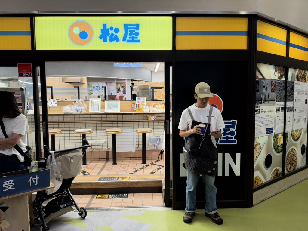 yt_indahouse's tweet photo. Story Crossing Art Fes@ 相鉄ムービル。言わば「廃墟歴３日目」のムービル跡地で、松屋跡の壁に落書きできたり日ノ屋カレー跡でZINE売ってたりmint hallで高校軽音部がフェスやってたり。ポップコーン喰えるし。この独特に寂しくてエモい雰囲気は今日と日曜しか味わえないから来るといいです。まじで https://t.co/VXyrS9rdkT