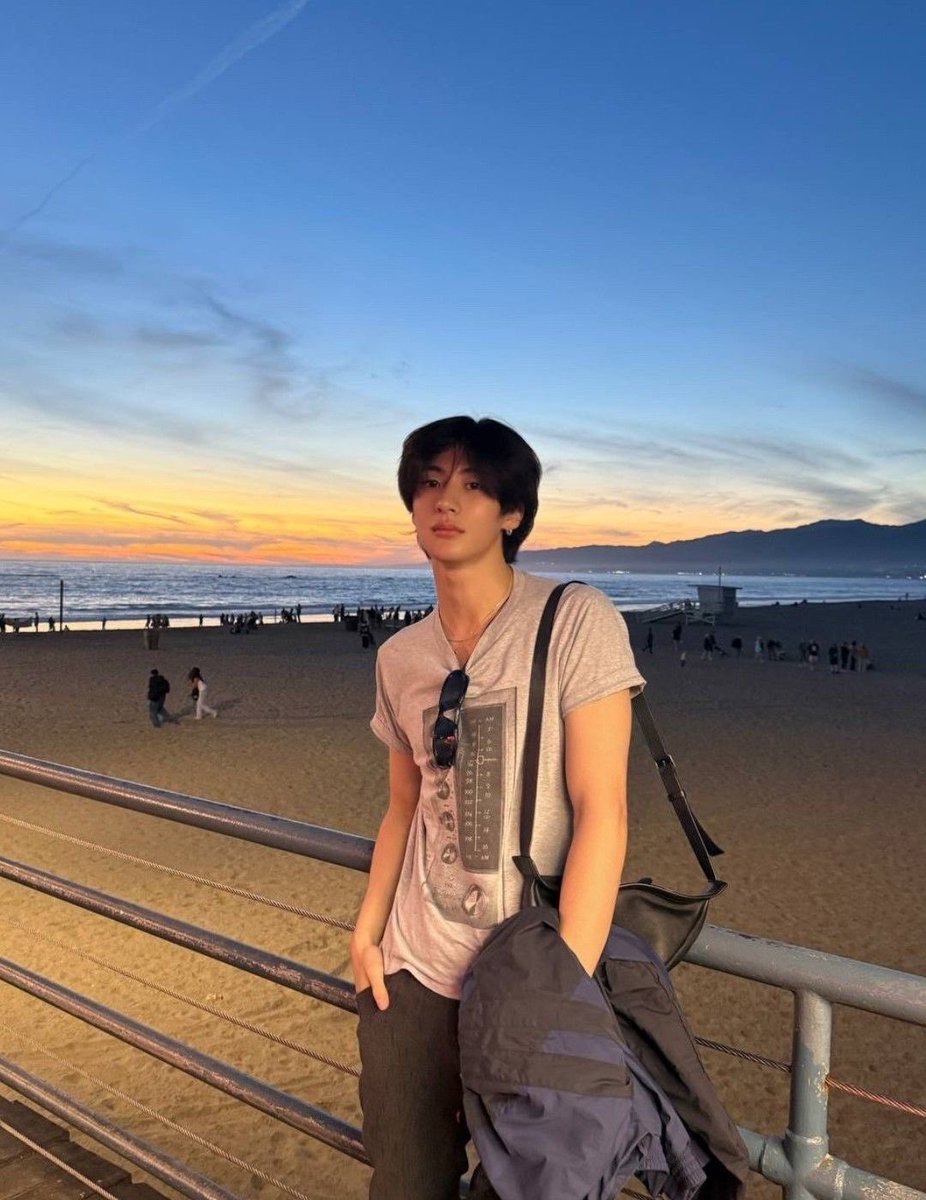 brachioholic's tweet photo. oh so it’s HIS day https://t.co/ynqWBjEOoC