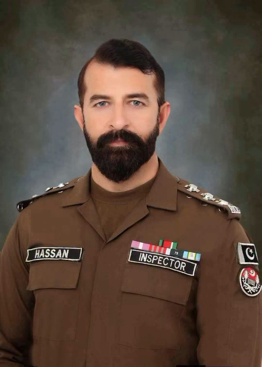 SajidSh88's tweet photo. یہ CCD کا SHO ہے، جس نے وردی کے نشے میں کئی بے گناہ عام شہریوں کو قتل کیا اور 1 وکیل صاحب کے بھائی کو بھی ناحق قتل کیا ، اور آج ہائیکورٹ سے اس کی اور اس کے ساتھیوں کی ضمانت خارج ہو گئی۔
اختیار اور وردی ہمیشہ قائم نہیں رہتے؛ انسان کو اپنی اوقات نہیں بھولنی چاہئیں۔
وکلاء اتحاد زندہ باد