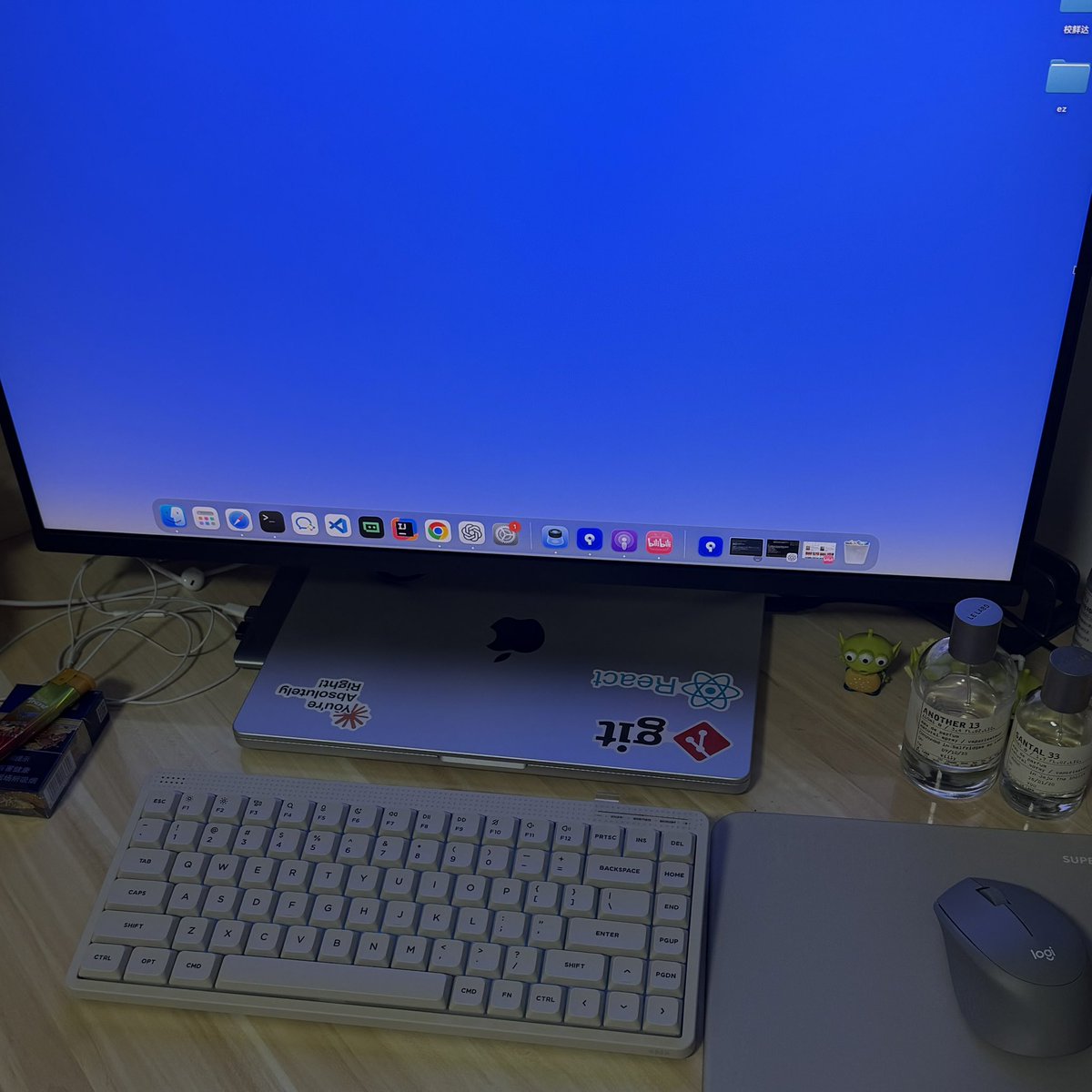 lowkeyflexez's tweet photo. 把工位从家里搬到了朋友公司，一台电脑是生活一台是工作，总在家里办公除了老婆之外没人陪我玩儿也是太无聊了😂 https://t.co/C6XObmtWsw