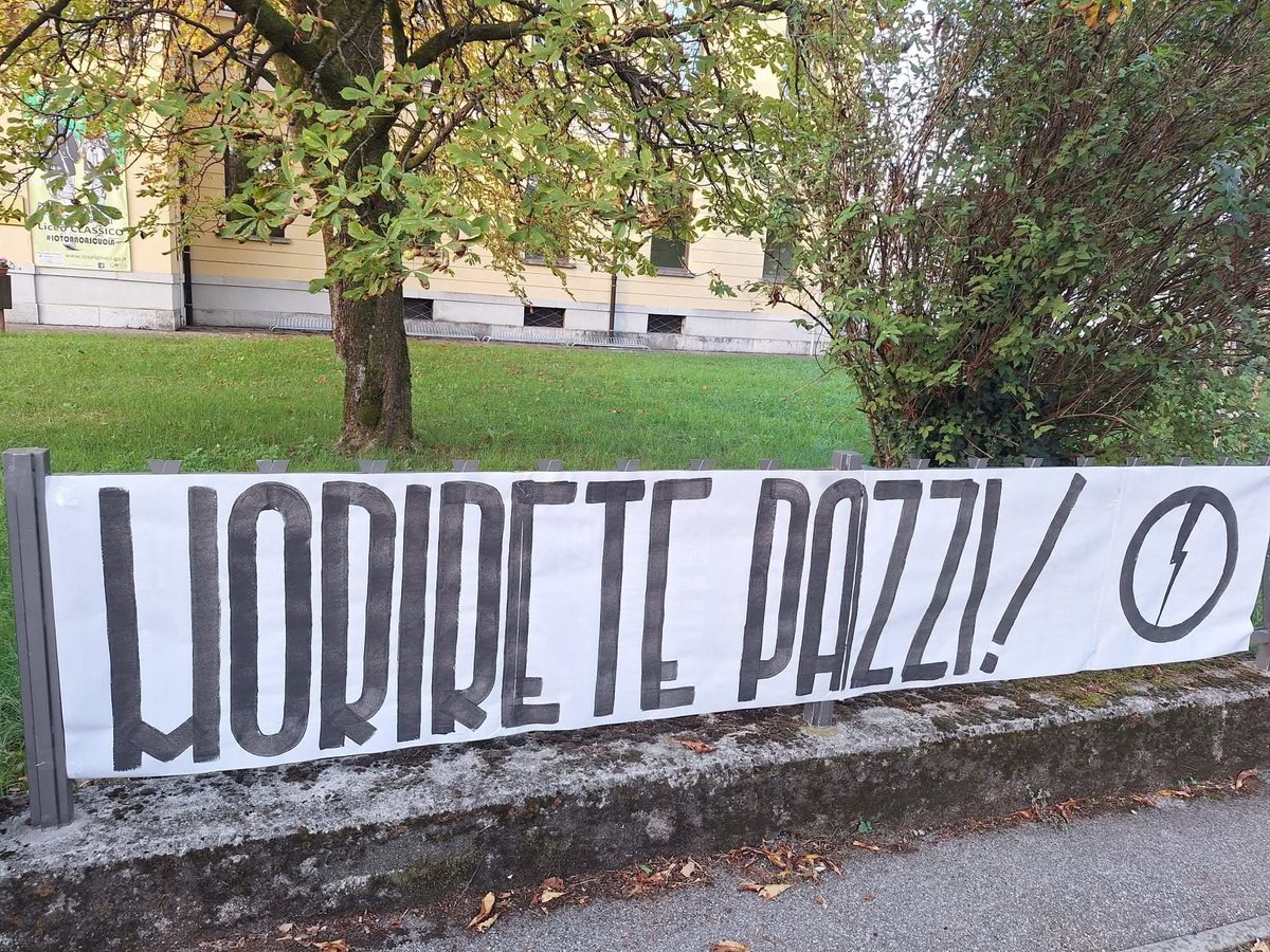AlekosPrete's tweet photo. A Milano i fascisti del terzo millennio hanno quasi ammazzato uno studente, operato d'urgenza dopo un pestaggio. A Gorizia, non contenti, appendono lo striscione "Morirete pazzi". Per quanto ancora intendiamo tollerare questo schifo?

​(Foto: Gorizia 3.0) https://t.co/AH53HRsFv4