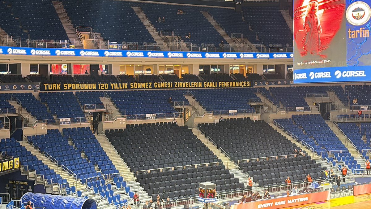KartalRecord's tweet photo. 😂 Fenerbahçe’nin basketbol maçında tribünlere astığı pankart.

😜 Bir yerden tanıdık geliyor ama… https://t.co/IMgo9n5tZJ