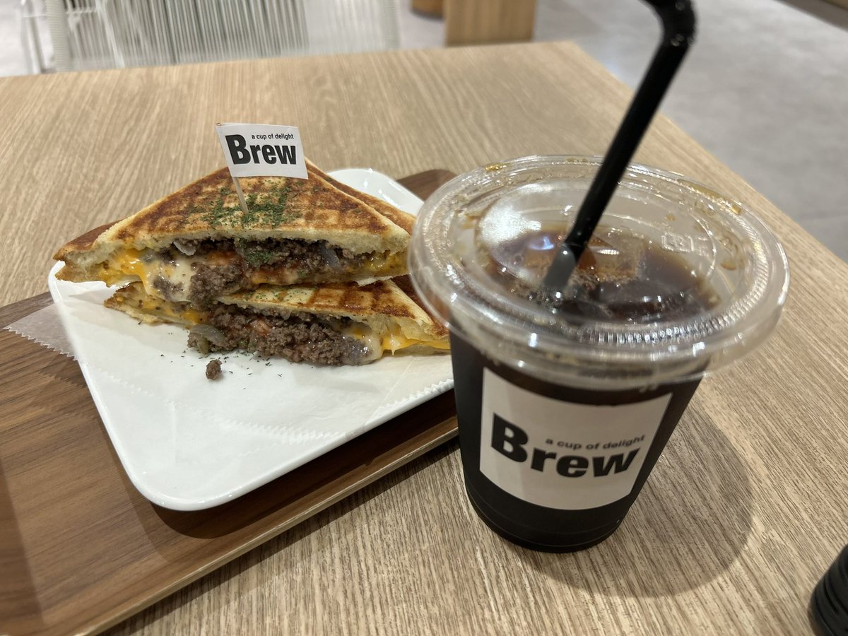 takke321's tweet photo. 天文館図書館併設のBrewで遅いお昼。
ホットサンド（ハンバーグ）に冷コーL。肉肉しいハンバーグにとろりチーズ。
中々のボリュームにも関わらずお得、ごっそさんでした😋 https://t.co/btqAIoWgph