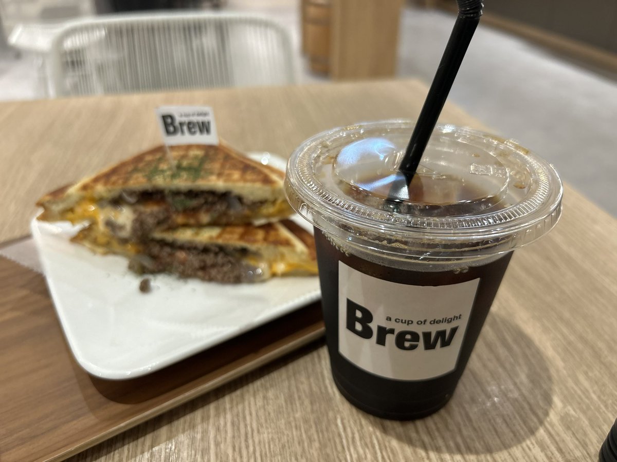 takke321's tweet photo. 天文館図書館併設のBrewで遅いお昼。
ホットサンド（ハンバーグ）に冷コーL。肉肉しいハンバーグにとろりチーズ。
中々のボリュームにも関わらずお得、ごっそさんでした😋 https://t.co/btqAIoWgph