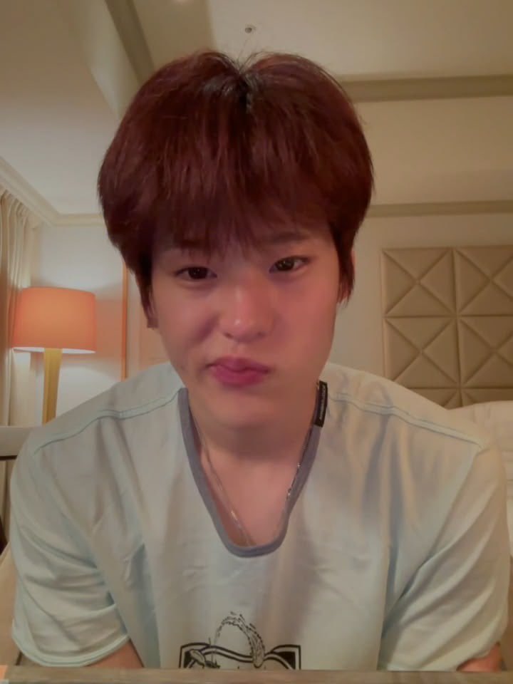 seswsa01's tweet photo. 소희 너무 기여운 표정으로 댓글봐ㅠㅠ https://t.co/aAMWGeueVc