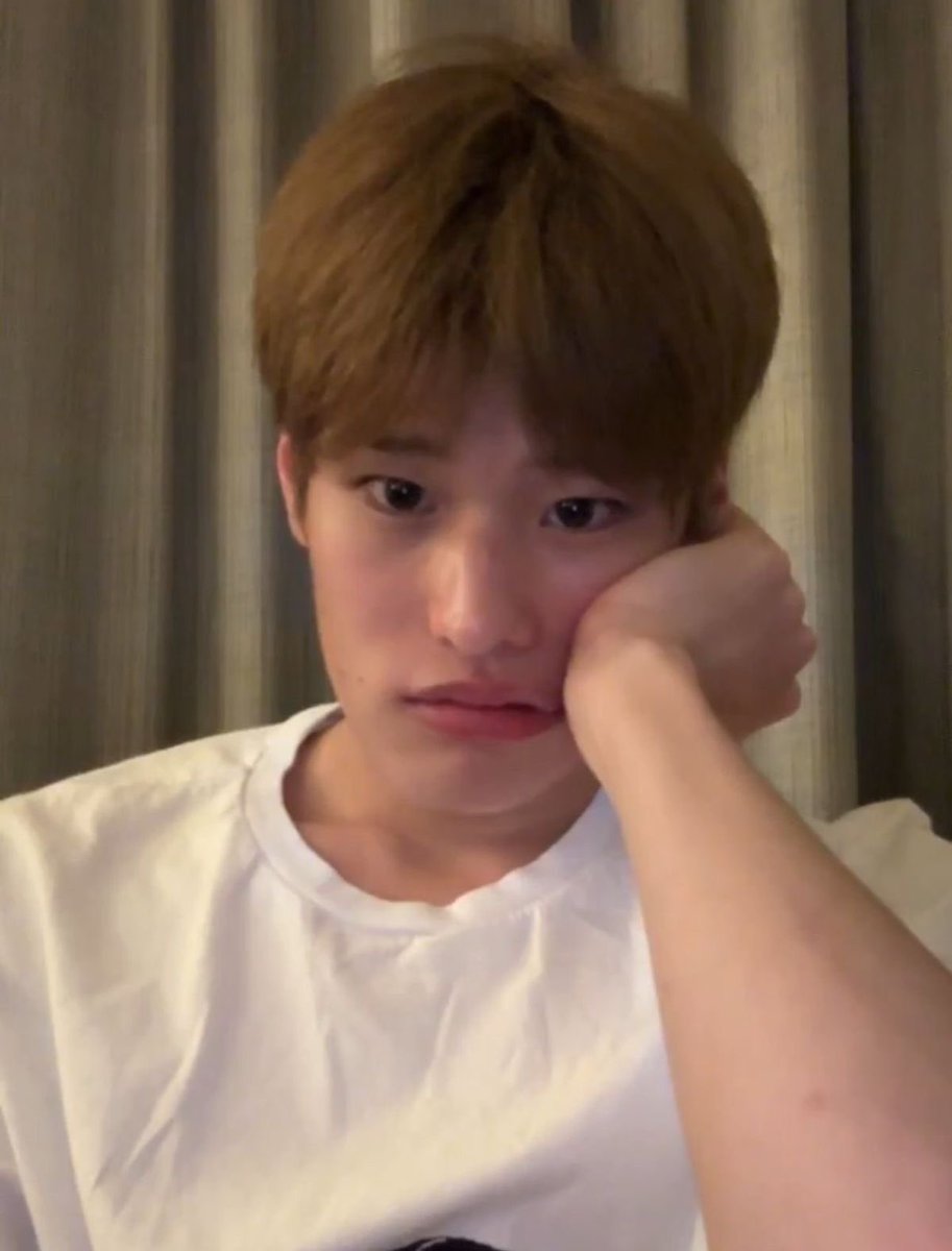 seswsa01's tweet photo. 소희 너무 기여운 표정으로 댓글봐ㅠㅠ https://t.co/aAMWGeueVc