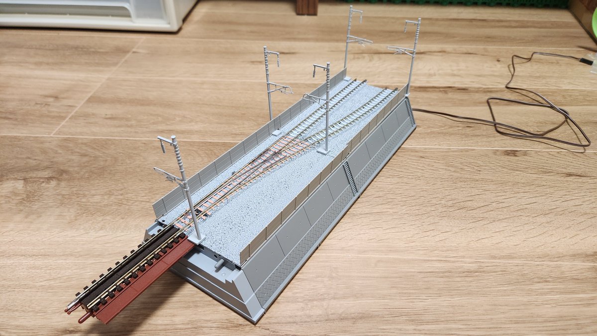 joyjoy_model's tweet photo. 複線築堤に分岐を設置しました。バラスト部分はワイドレールバラスト化キットを部分使用し、残りは脳筋工作で正面から強行突破しました。まったくエレガンスさは皆無です😇 https://t.co/y4O1YO6saF