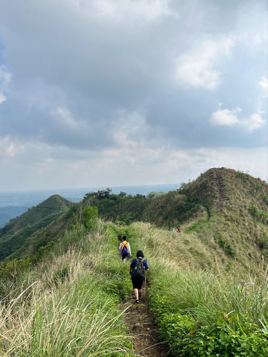 muisseul's tweet photo. went on my first hike today!!! mt. batulao is now officially crossed off my list ⛰️⭐️

really had to bring louis for emotional support huhu

#shottieactivities #hikingtwt #nature https://t.co/CT51lS7XFJ
