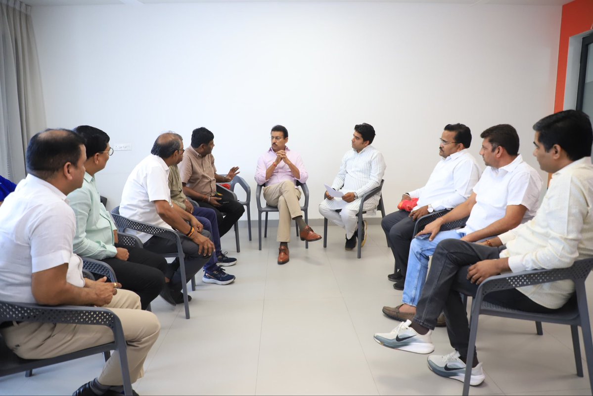 Ra_THORe's tweet photo. जनसुनवाई में झोटवाड़ा सहित राजस्थान के अलग-अलग क्षेत्रों से आए ex-servicemen और सेना के जवानों से आत्मीय मुलाकात की।  इस दौरान उनकी समस्याएं सुनीं और संबंधित अधिकारियों से बात कर On-the-Spot Solutions दिए। कई मामलों में अधिकारियों को तत्काल कॉल कर कार्रवाई के निर्देश दिए।

जनता की सेवा, सम्मान और उनकी समस्याओं का तत्काल समाधान मेरी प्राथमिकता है।