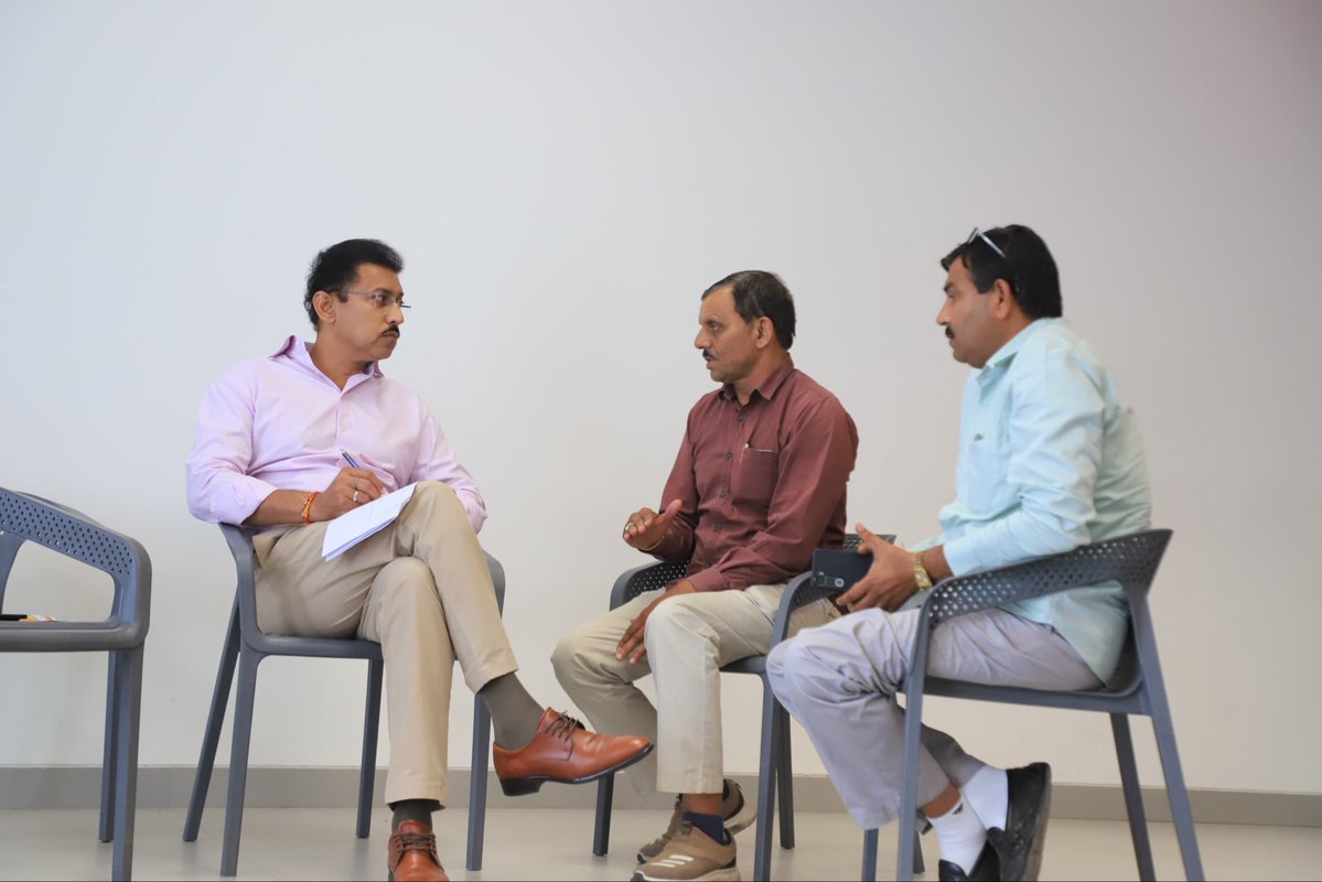 Ra_THORe's tweet photo. जनसुनवाई में झोटवाड़ा सहित राजस्थान के अलग-अलग क्षेत्रों से आए ex-servicemen और सेना के जवानों से आत्मीय मुलाकात की।  इस दौरान उनकी समस्याएं सुनीं और संबंधित अधिकारियों से बात कर On-the-Spot Solutions दिए। कई मामलों में अधिकारियों को तत्काल कॉल कर कार्रवाई के निर्देश दिए।

जनता की सेवा, सम्मान और उनकी समस्याओं का तत्काल समाधान मेरी प्राथमिकता है।