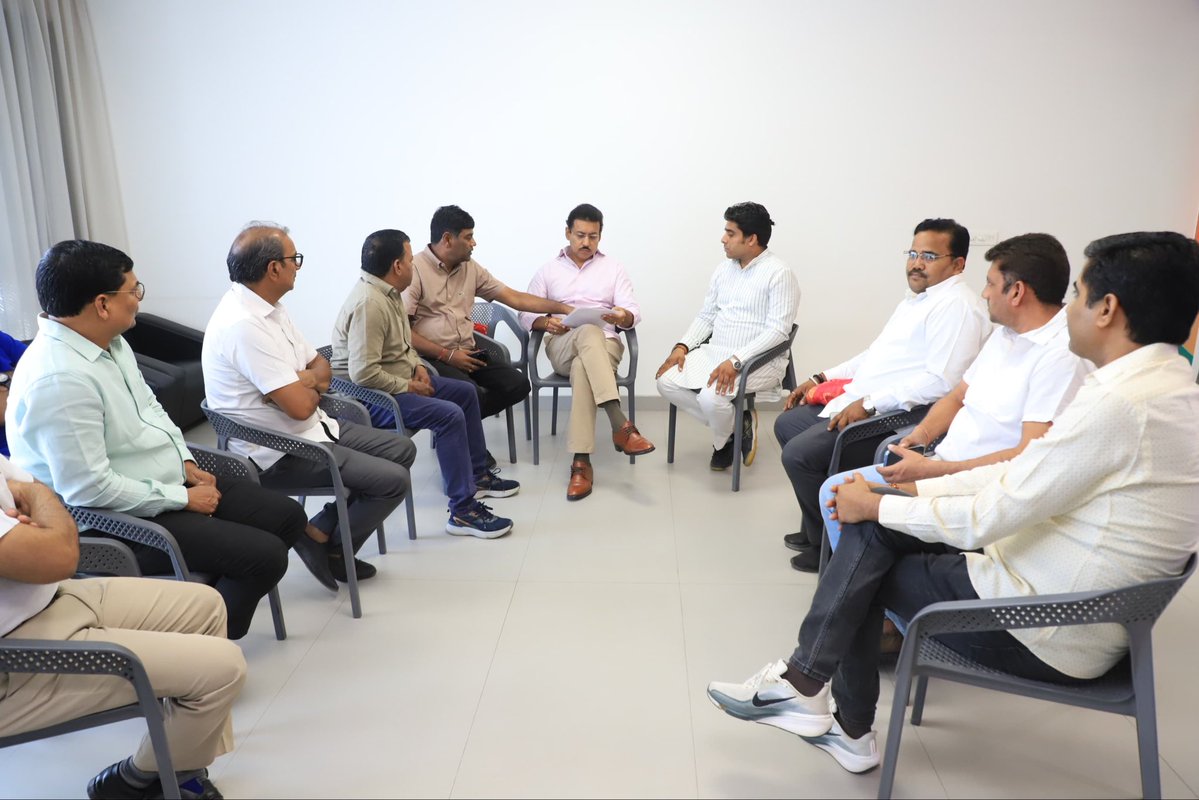 Ra_THORe's tweet photo. जनसुनवाई में झोटवाड़ा सहित राजस्थान के अलग-अलग क्षेत्रों से आए ex-servicemen और सेना के जवानों से आत्मीय मुलाकात की।  इस दौरान उनकी समस्याएं सुनीं और संबंधित अधिकारियों से बात कर On-the-Spot Solutions दिए। कई मामलों में अधिकारियों को तत्काल कॉल कर कार्रवाई के निर्देश दिए।

जनता की सेवा, सम्मान और उनकी समस्याओं का तत्काल समाधान मेरी प्राथमिकता है।